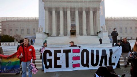 Manifestantes a favor de los matrimonios gay protestaban ayer frente a la Corte Suprema de Justicia en Washington.