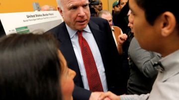 El senador republicano por Arizona, John McCain, dirige el grupo.