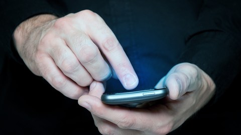Siete jueces del Tribunal Supremo acordaron que los mensajes de texto no pueden ser tratados de forma diferente que la comunicación oral a través de teléfonos móviles.
