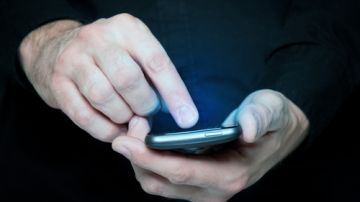 Siete jueces del Tribunal Supremo acordaron que los mensajes de texto no pueden ser tratados de forma diferente que la comunicación oral a través de teléfonos móviles.