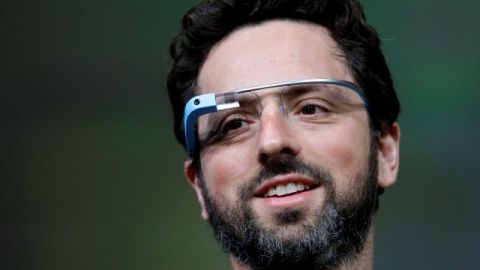 El co-fundador de Google, Sergey Brin, hace una demonstración con las gafas.