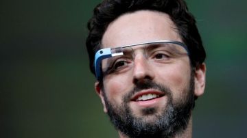 El co-fundador de Google, Sergey Brin, hace una demonstración con las gafas.