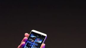 El presidente y jefe ejecutivo de la Oficina de Avances en Investigación, Thorsten Heins, mientras presentaba el nuevo teléfono inteligente  BlackBerry Z10.