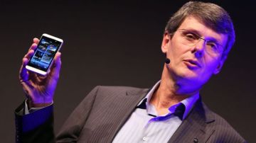 El presidente y jefe ejecutivo de la Oficina de Avances en Investigación, Thorsten Heins, mientras presentaba el nuevo teléfono inteligente  BlackBerry Z10.