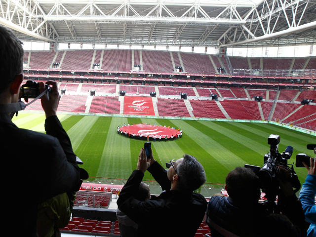 El Türk Telekom Arena presenta irregularidades en su cancha