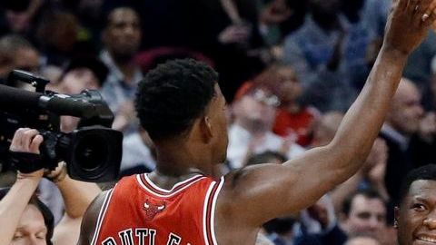 Jimmy Butler y Carlos Boozer, de los Bulls, celebran una anotación.