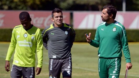 El técnico del Santos Laguna, Caixinha, reconoce la peligrosidad de Gallos