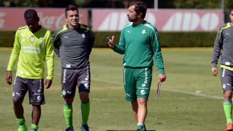 El técnico del Santos Laguna, Caixinha, reconoce la peligrosidad de Gallos