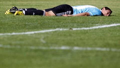 Ángel Di Maria, de Argentina, en el césped del Estadio Hernando Siles durante el juego contra Bolivia del martes pasado.