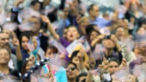 La ciudadanía es un estatus que trae muchos beneficios al que lo asume, particularmente en derechos cívicos y ganancias económicas.