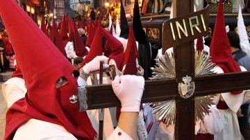 En Bilbao, un penitente espera la salida de la procesión de la Santa Cena.