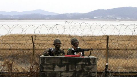 Soldados coreaos vigilan la frontera.