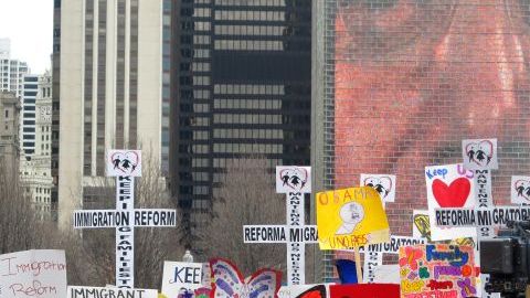 Marcha realizada ayer en Chicago en apoyo a la reforma migratoria.