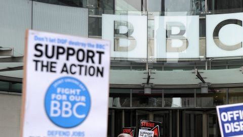 Trabajadores de la BBC secundan una huelga de doce horas en protesta por los despidos, la carga laboral y las denuncias de acoso, en la sede de la cadena en Londres, Reino Unido.