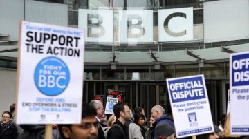 Trabajadores de la BBC secundan una huelga de doce horas en protesta por los despidos, la carga laboral y las denuncias de acoso, en la sede de la cadena en Londres, Reino Unido.