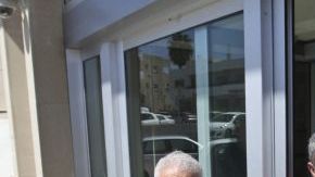 Chipriotas abarrotan la entrada de una sucursal del Banco de Chipre.