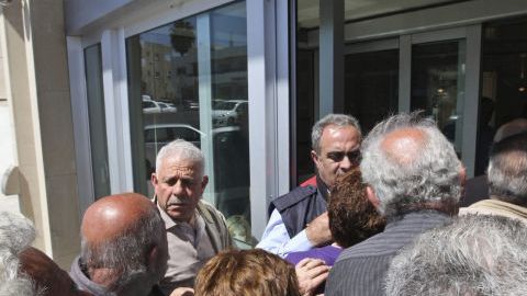 Chipriotas abarrotan la entrada de una sucursal del Banco de Chipre.