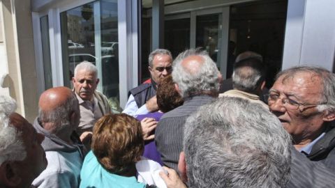 Chipriotas abarrotan la entrada de una sucursal del Banco de Chipre.