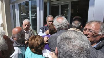 Chipriotas abarrotan la entrada de una sucursal del Banco de Chipre.