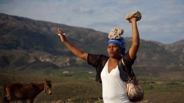 En Ganthier, Haití, esta mujer participó en la procesión al Monte Calvario Milagroso donde dejaría estas piedras, que representan sus problemas.