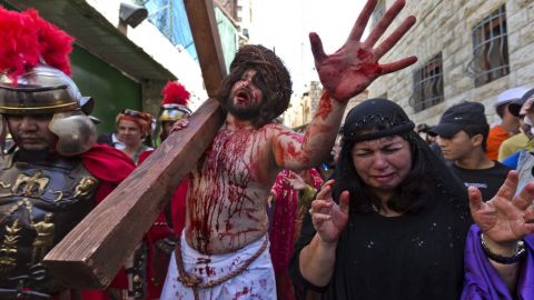 Un estadounidense revive el paso de Cristo por la vía dolorosa.