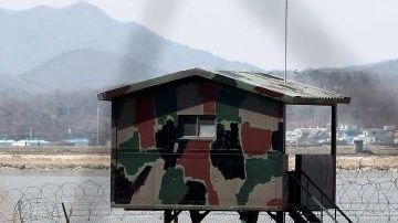 Soldados surcoreanos patrullan cerca de la Zona Desmilitarizada en Imjingak, en la provincia de Gyeonggi-do, Corea del Sur.