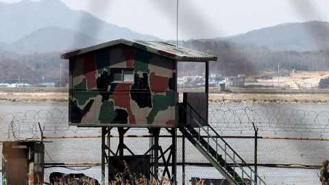 Soldados surcoreanos patrullan cerca de la Zona Desmilitarizada en Imjingak, en la provincia de Gyeonggi-do, Corea del Sur.