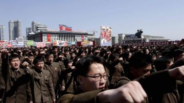 Desde la plaza Kim II Sung, miles de norcoreanos respondieron hoy con energía al llamado para utilizar armas contra Estados Unidos.