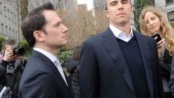 Michael Steinberg (derecha) sale de una corte federal en Manhattan.