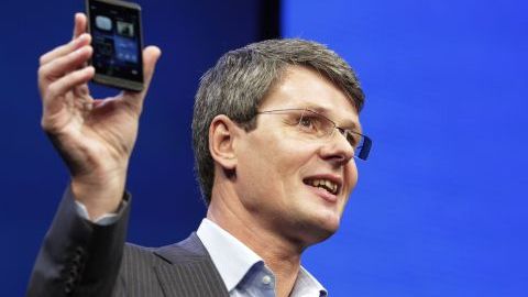 Thorsten Heins, director ejecutivo de BlackBerry, presenta los nuevos dispositivos de la empresa.