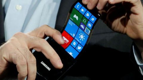El director de Estrategia Técnica de Microsoft, Eric Rudder, presenta el nuevo "smartphone" de Samsung con pantalla flexible durante su intervención en la feria CES.
