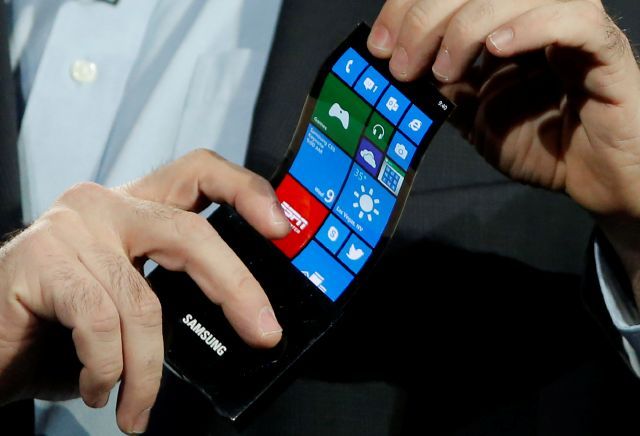 El director de Estrategia Técnica de Microsoft, Eric Rudder, presenta el nuevo "smartphone" de Samsung con pantalla flexible durante su intervención en la feria CES.