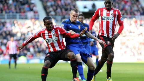 Tom Cleverley peleaba contra Danny Rose y Alfred N'Diaye en el duelo del ManU contra el Sunderland.