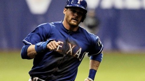 Craig Gentry de los Rangers de Texas corre las bases durante un partido de béisbol de exhibición contra los Padres de San Diego, en el Alamodome de San Antonio. el 30 de marzo de 2013.