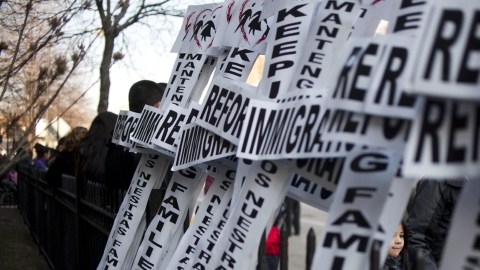 Carteles con la forma de crucifijos exigen la reforma migratoria, ayer, Viernes Santo, en Chicago.