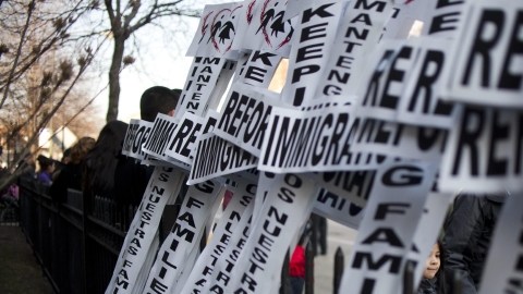 Carteles con la forma de crucifijos exigen la reforma migratoria, ayer, Viernes Santo, en Chicago.
