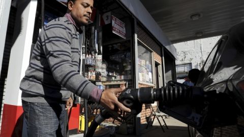 Un hombre echa  combustible a su carro en una gasolinera, en Brooklyn, Nueva York, Estados Unidos.