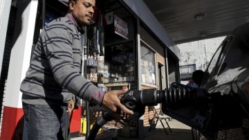 Un hombre echa  combustible a su carro en una gasolinera, en Brooklyn, Nueva York, Estados Unidos.