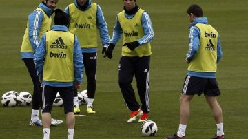 De izquierda a derecha, Raúl Albiol, Gonzalo Higuaín y Cristiano Ronaldo en el entrenamiento de ayer del Real Madrid.