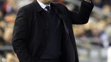 El DT del Paris Saint Germain, Carlo Ancelotti (izq.), no negó versiones sobre supuesta asesoría  de Mourinho.