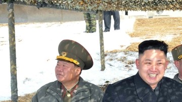 El líder norcoreano Kim Jong-un (c) durante la inspección de un simulacro militar.
