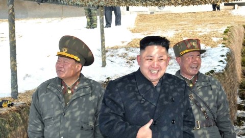 El líder norcoreano Kim Jong-un (c) durante la inspección de un simulacro militar.