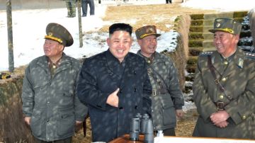 El líder norcoreano Kim Jong-un (c) durante la inspección de un simulacro militar.
