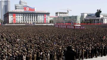 Imagen de una manifestacion ayer en  Pyongyang, Corea del Norte, a favor de Kim Jong Un.