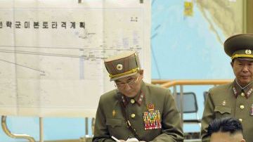 El líder norcoreano, Kim Jong-un durante una reunión este viernes en un lugar indeterminado, en la que ordenó tener preparados sus misiles para atacar en "cualquier momento" intereses de EEUU y Corea del Sur.