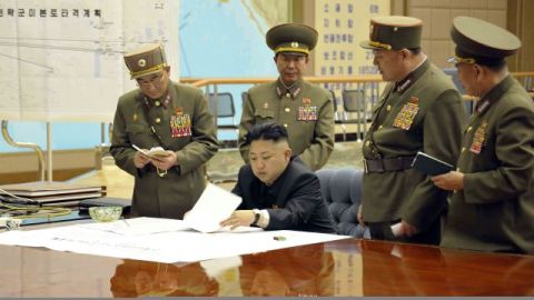 El líder norcoreano, Kim Jong-un durante una reunión este viernes en un lugar indeterminado, en la que ordenó tener preparados sus misiles para atacar en "cualquier momento" intereses de EEUU y Corea del Sur.