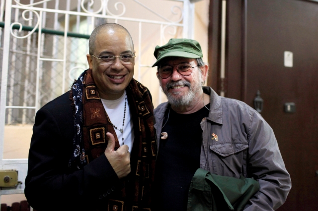 Isaac Delgado junto Silvio Rodríguez. Delgado vive en Miami desde el 2006 y volvió a cantar en La Habana.