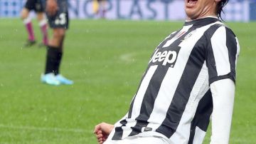 Alessandro Matri festeja el tanto que le dio la victoria 2-1 a Juventus sobre el Inter, que fue derrotado en su casa.