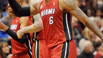 El astro LeBron James   celebra una de las tantas victorias durante la racha de 27 triunfos al hilo  del Heat de Miami en esta temporada.