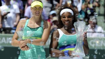 Maria Sharapova (izq.) y  Serena Williams  posan con sus trofeos  del Sony Open.